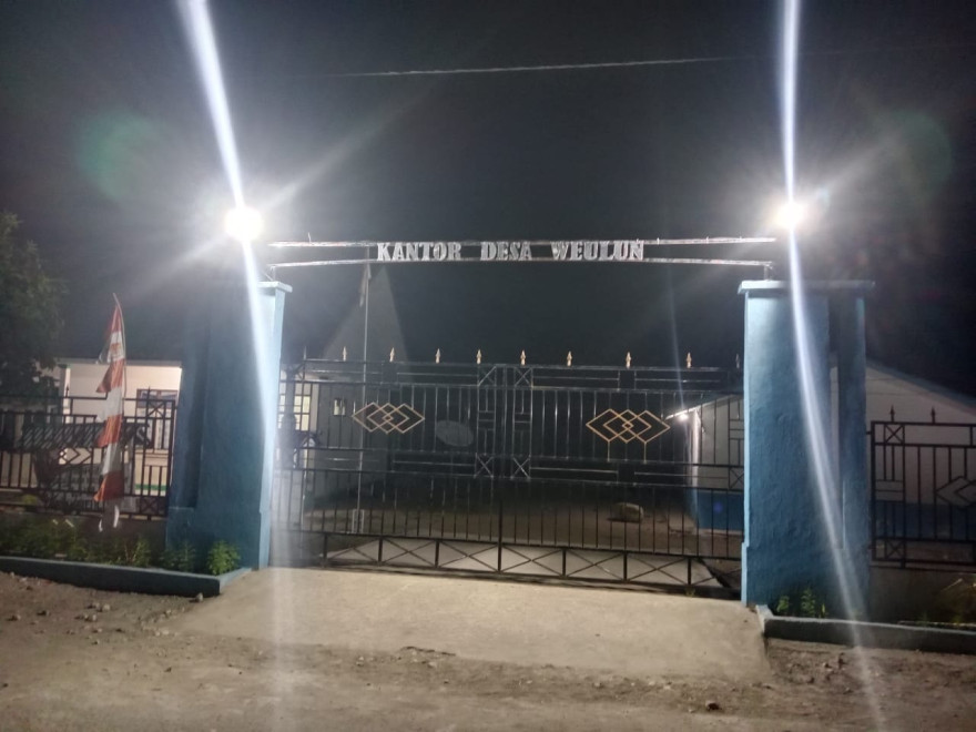 Terangi Malam, Tingkatkan Keindahan: Pemasangan Lampu Sorot di Gapura Kantor Desa Weulun